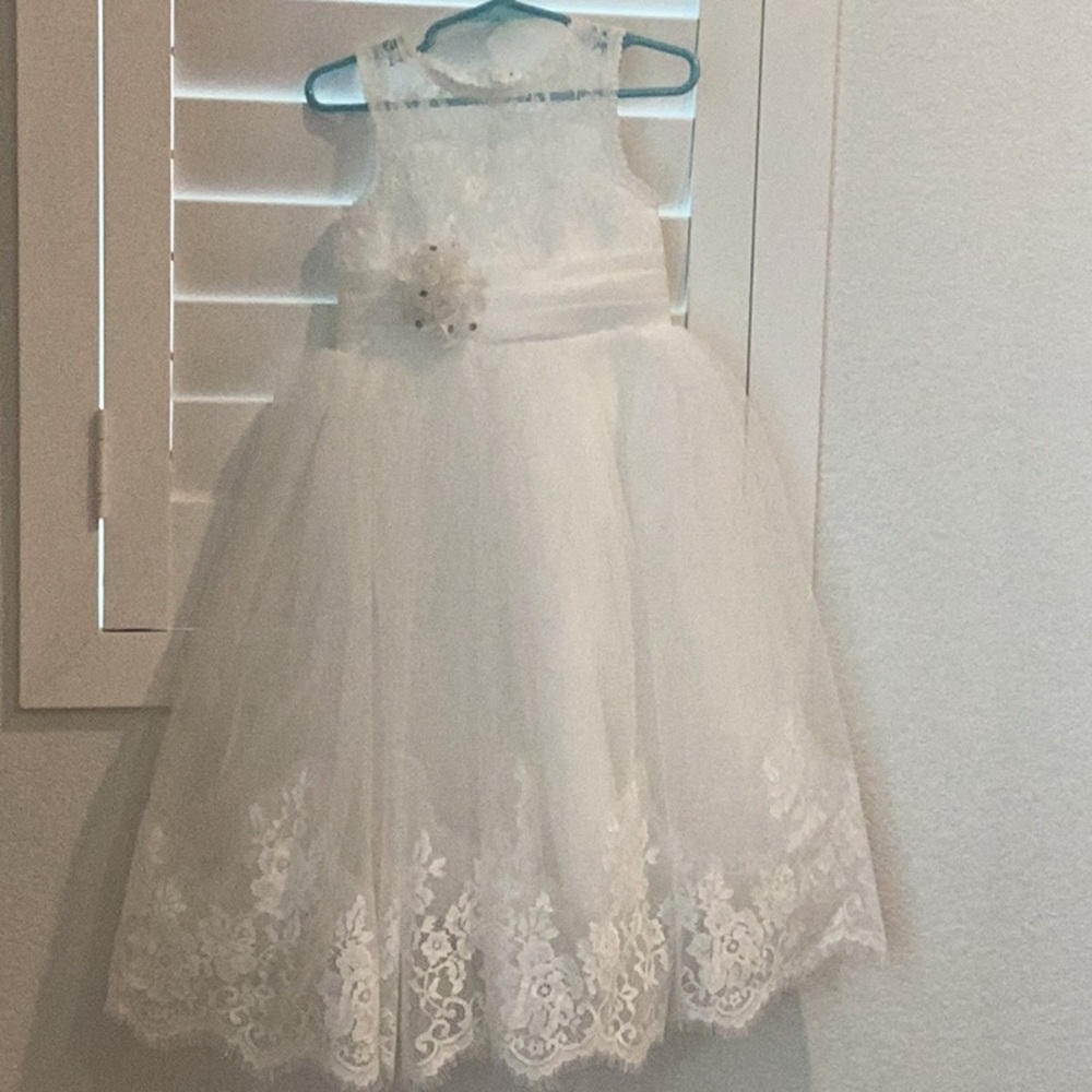 Georgeous White formal Toddler Dress, Size 2-3 Years, NEW condition.